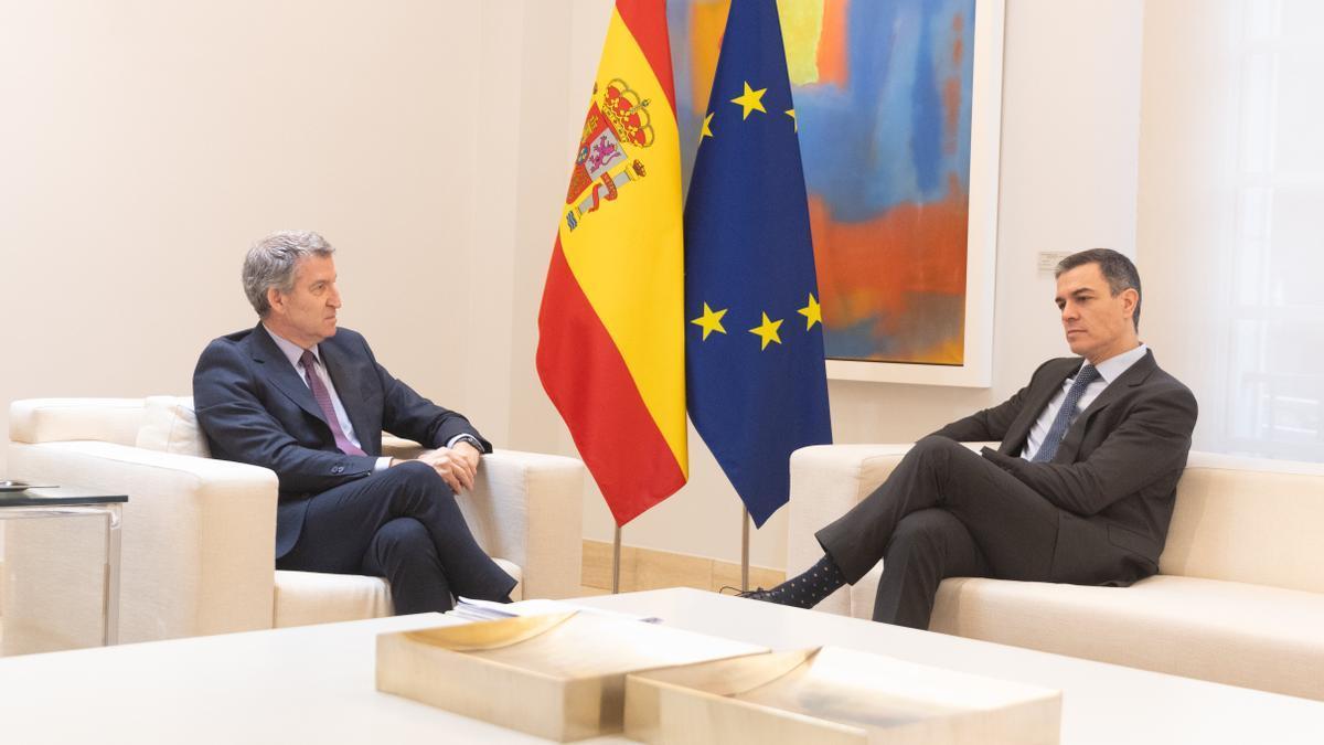 Alberto Núñez Feijóo durante su reunión en Moncloa con el presidente del Gobierno, Pedro Sánchez