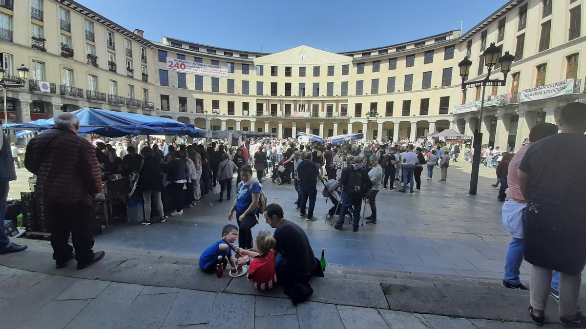 Vecinos de Laudio disfrutando en la Herriko Plaza de un día de mercado frente al Ayuntamiento