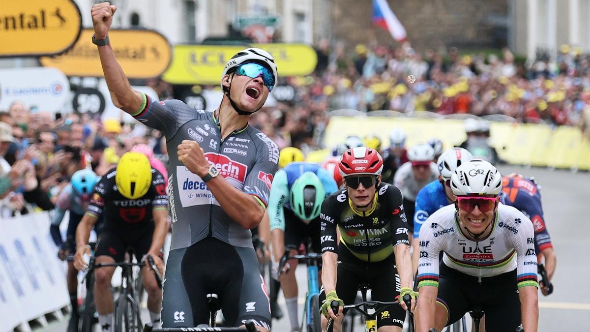 Van der Poel, nuevo amarillo, por delante de Pogacar y Vingegaard.