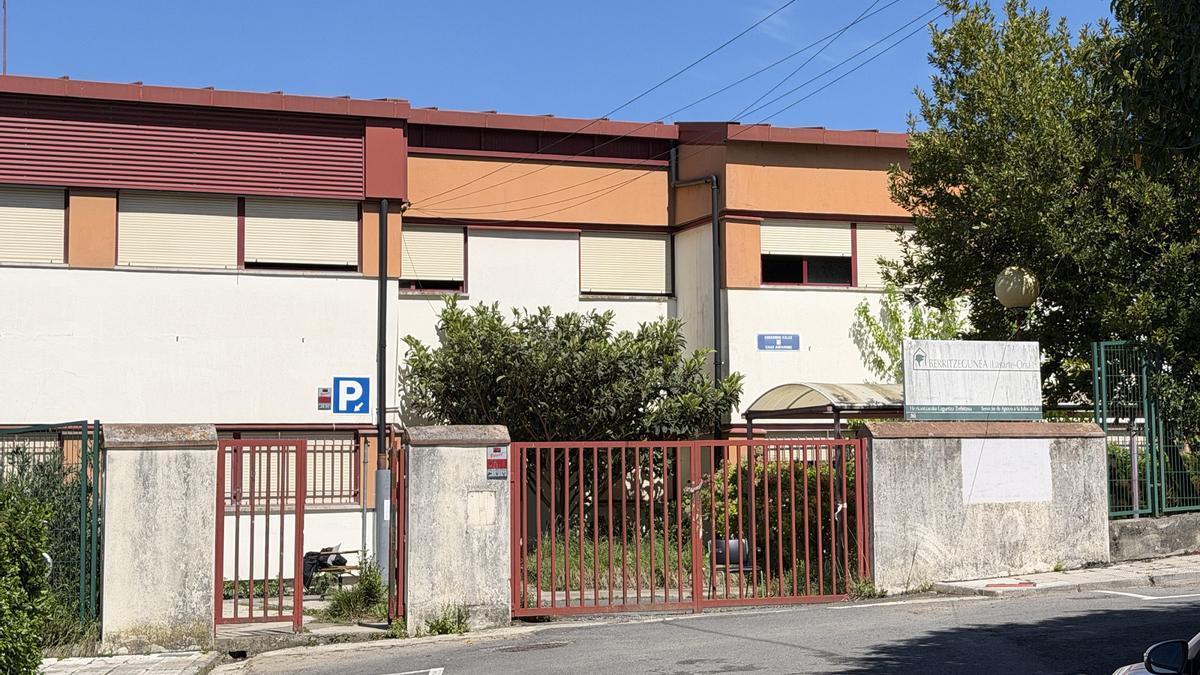 El antiguo colegio Oztaran que ha sido desalojado