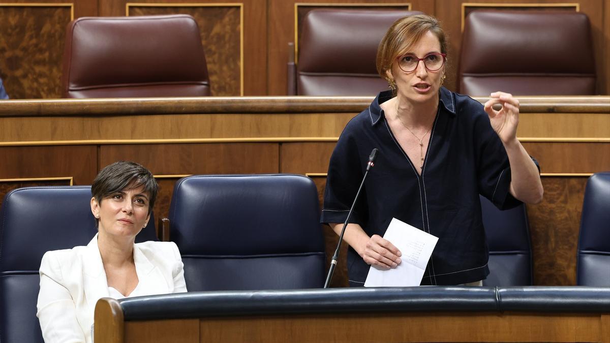 La ministra de Sanidad, Mónica García, interviene durante una sesión de control al Gobierno.