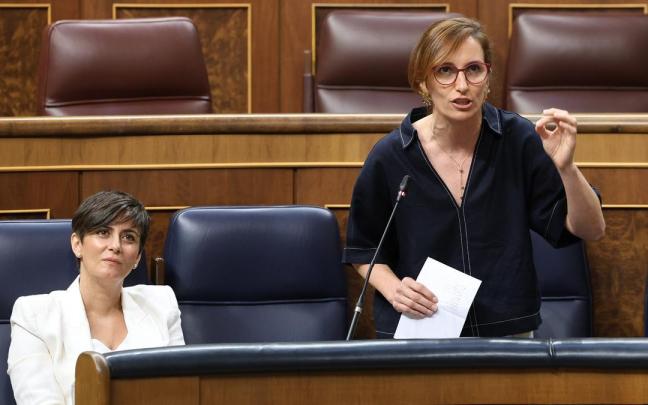La ministra de Sanidad, Mónica García, interviene durante una sesión de control al Gobierno.