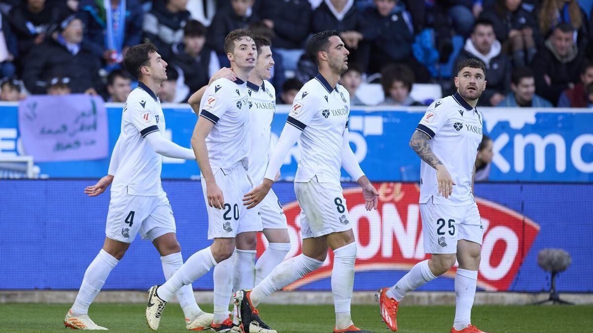 Los jugadores de la Real celebran el gol de Pacheco que supuso la victoria ante el Alavés. / EUROPA PRESS