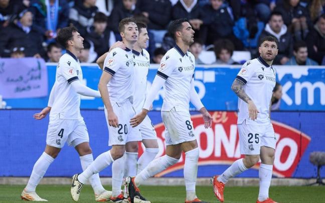 Los jugadores de la Real celebran el gol de Pacheco que supuso la victoria ante el Alavés. / EUROPA PRESS