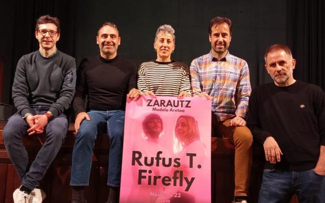 Irune Urbieta, concejala de Cultura, en el centro, y miembros de la asociación I Love Rock con el cartel del concierto.