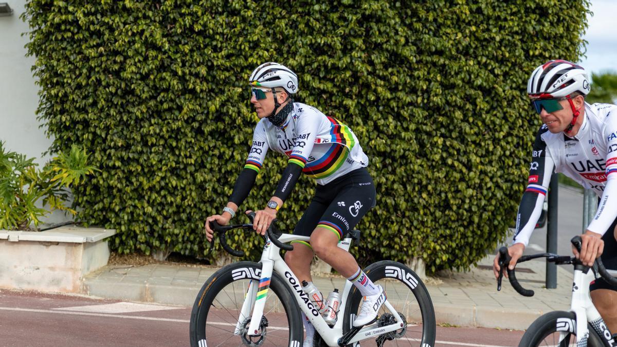 El ciclista esloveno Tadej Pogacar del UAE Team Emirates-XRG llega al hotel Four Points.