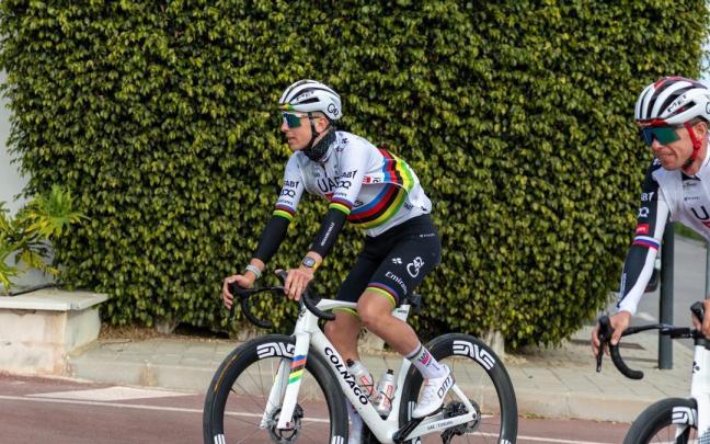 El ciclista esloveno Tadej Pogacar del UAE Team Emirates-XRG llega al hotel Four Points.