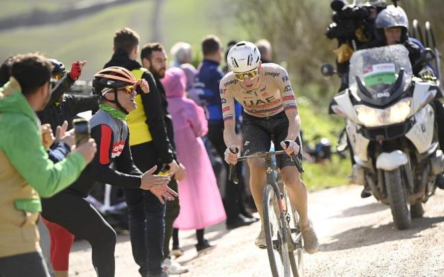 Tadej Pogacar, en su cabalgada enorme en la Strade Bianche.