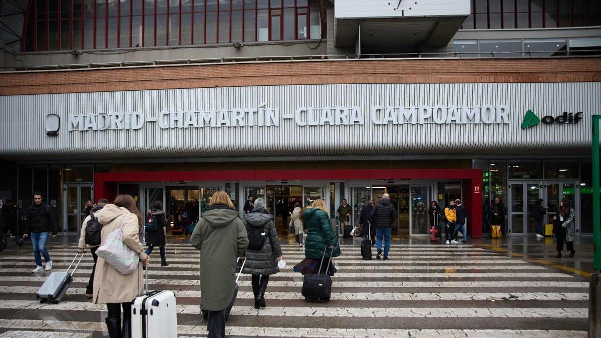 Varias personas entran en la estación de Chamartín-Clara Campoamor.