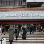 Varias personas entran en la estación de Chamartín-Clara Campoamor.