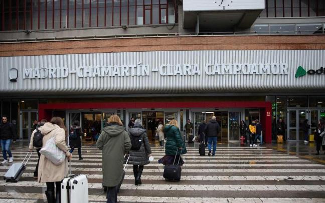 Varias personas entran en la estación de Chamartín-Clara Campoamor. / EP Varias personas entran en la estación de Chamartín-Clara Campoamor.
