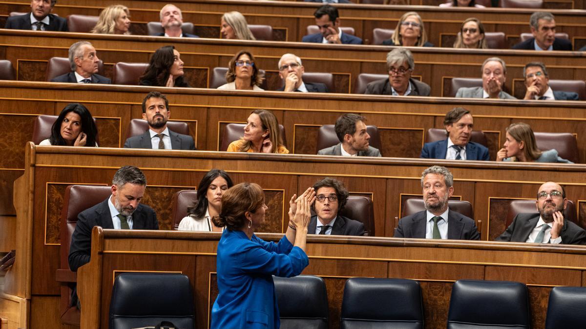 La ministra de Sanidad, Mónica García, durante una sesión plenaria en el Congreso de los Diputados.