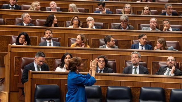 La ministra de Sanidad, Mónica García, durante una sesión plenaria en el Congreso de los Diputados.