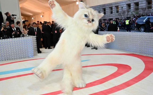 Jared Leto, espectacular vestido de gato en la Gala Met