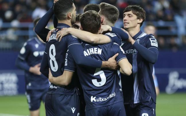 Los jugadores de la Real celebran el gol de la victoria en Málaga. / EFE