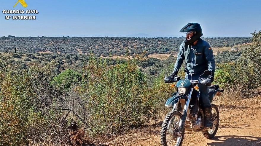 Un agente del Seprona patrulla en moto.