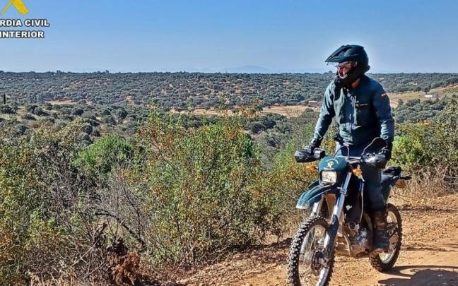 Un agente del Seprona patrulla en moto.