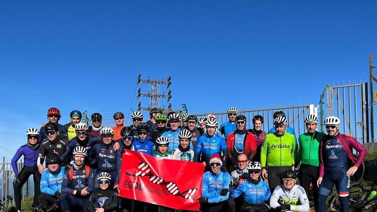 La familia de Matxitxako Txirrindulari Kirol Taldea disfruta de un ciclismo marcado por la solidaridad