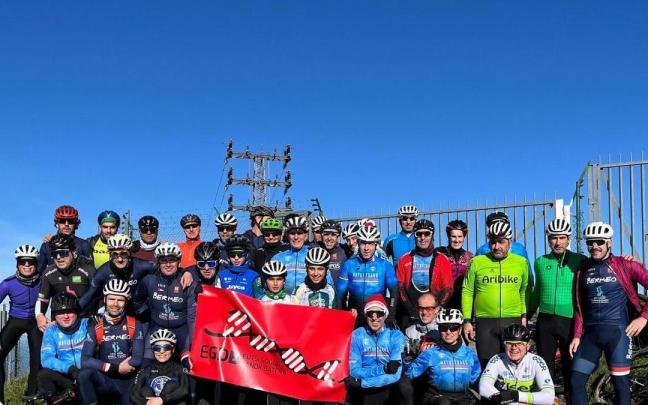 La familia de Matxitxako Txirrindulari Kirol Taldea disfruta de un ciclismo marcado por la solidaridad