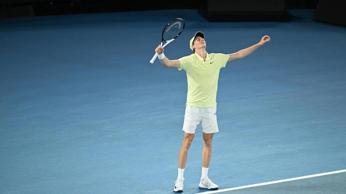 El tenista italiano Jannik Sinner celebra su victoria en la final del Abierto de Australia.