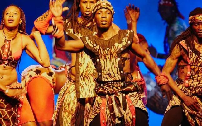 Afrikako doinuak eta dantzak taularatuko ditu Senegalgo Jammu Ballet taldeak Maalako parkean. / J.B. Afrikako doinuak eta dantzak taularatuko ditu Senegalgo Jammu Ballet taldeak Maalako parkean.