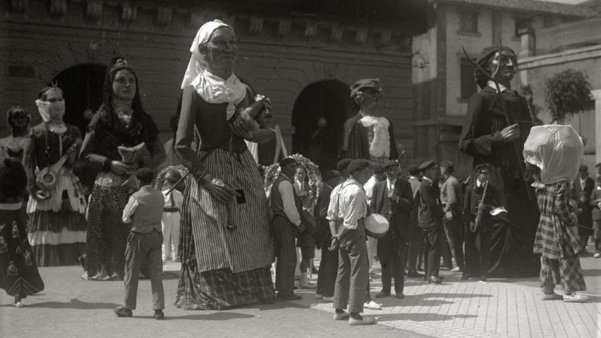 Foto del día de San Pedro de 1928, con los gigantes de la Irungo Atsegiña en la plaza San Juan