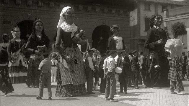 Foto del día de San Pedro de 1928, con los gigantes de la Irungo Atsegiña en la plaza San Juan / N.G. Foto del día de San Pedro de 1928, con los gigantes de la Irungo Atsegiña en la plaza San Juan