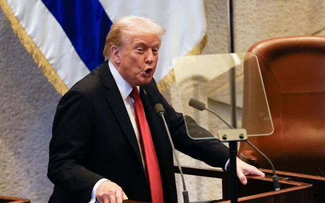 Trump durante su intervención en el Parlamento de Israel.
