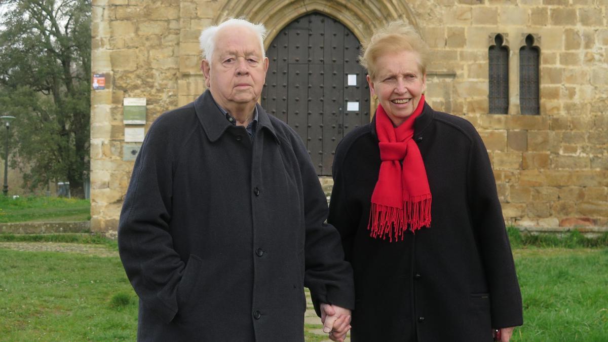 Ascensio y María Elvira, delante de la ermita de La Antigua.