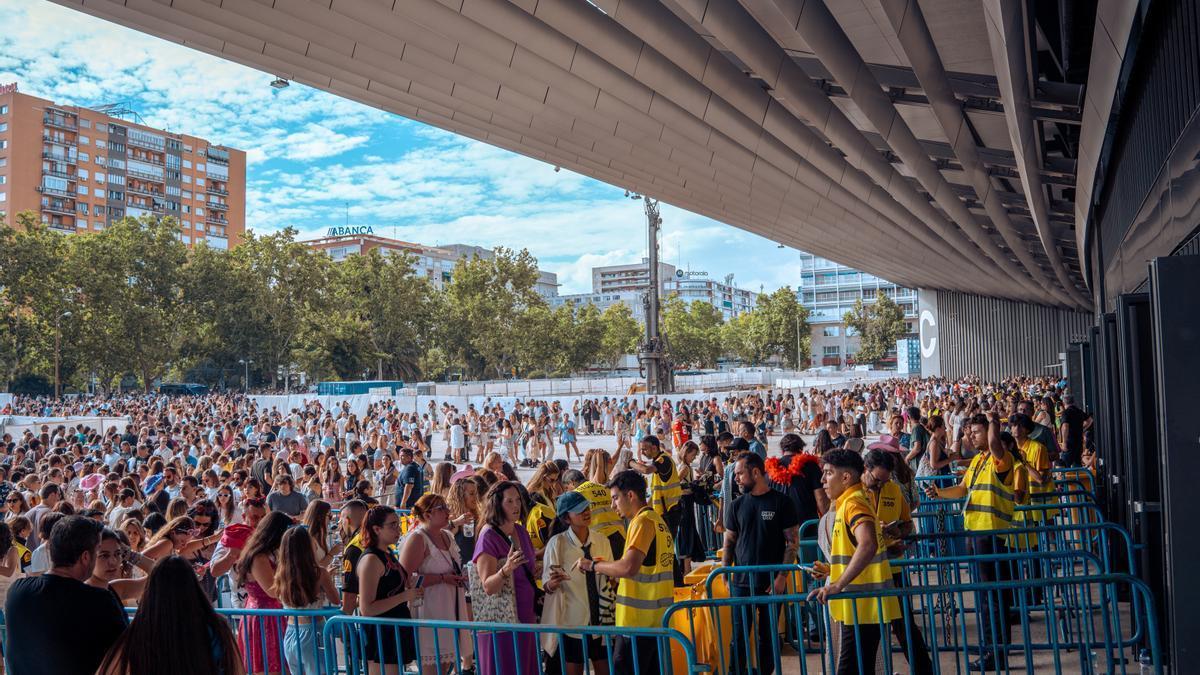 Personas esperando para entrar a un concierto en el Santiago Bernabéu