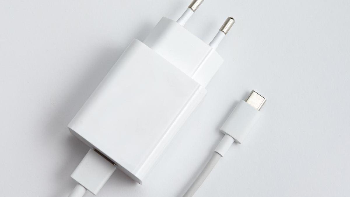 Aunque no estemos cargando el teléfono o la tablet, el cargador sigue consumiendo energía