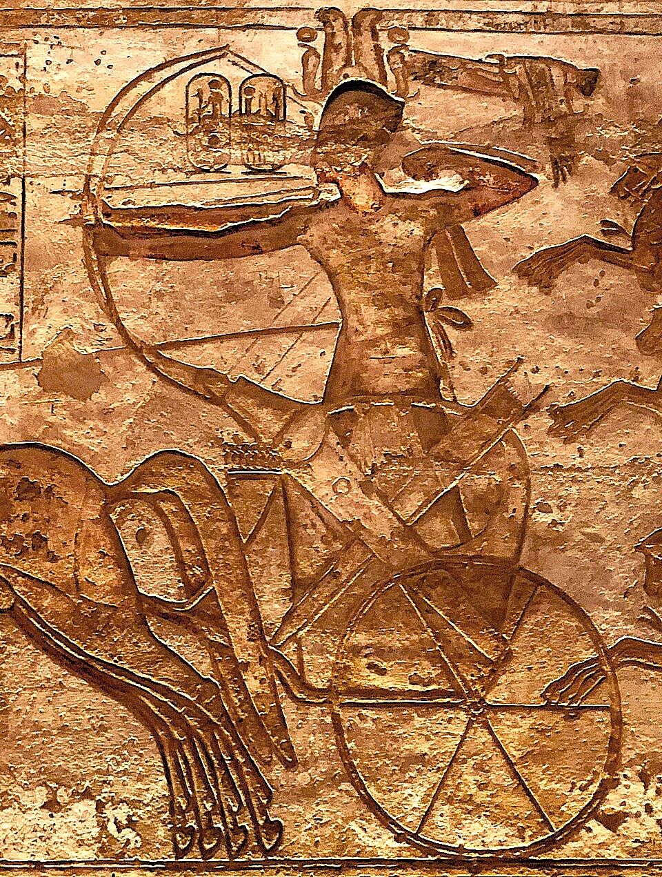 Ramsés II en la batalla de Qadesh, según un relieve en el interior de Abu Simbel.