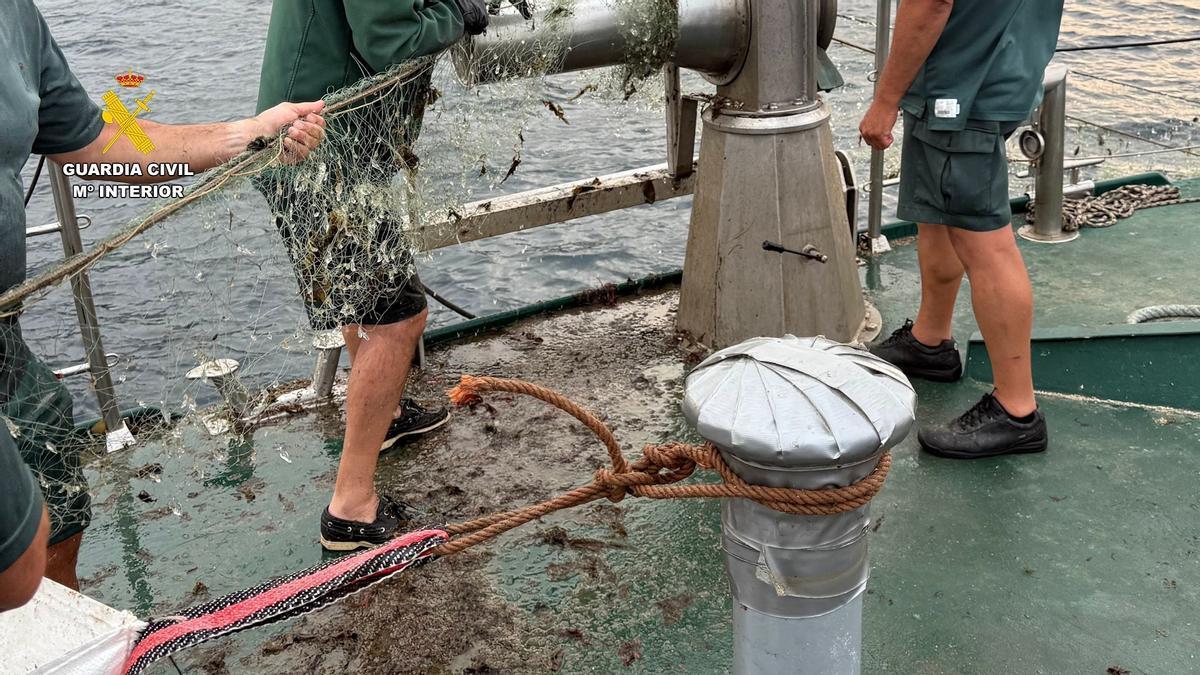 Agentes de la Guardia Civil durante la operación contra la pesca ilegal en la bahía de Santoña, en Cantabria.