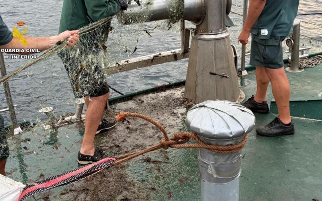Agentes de la Guardia Civil durante la operación contra la pesca ilegal en la bahía de Santoña, en Cantabria.