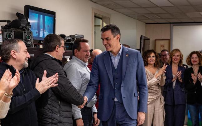 Sánchez se reúne con las trabajadoras y trabajadores del PSOE en la sede de Ferraz.