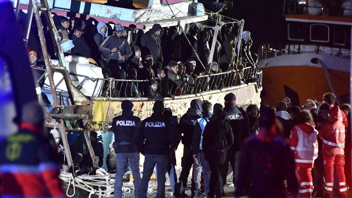 Italia rescata 500 inmigrantes en aguas de Calabria
