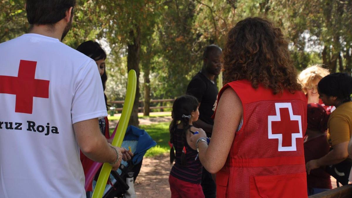 Voluntarios de la Cruz Roja atienden a migrantes.