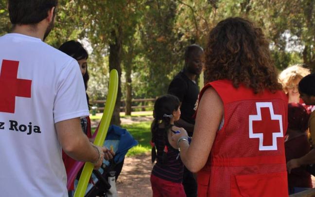 Voluntarios de la Cruz Roja atienden a migrantes. Voluntarios de la Cruz Roja atienden a migrantes.