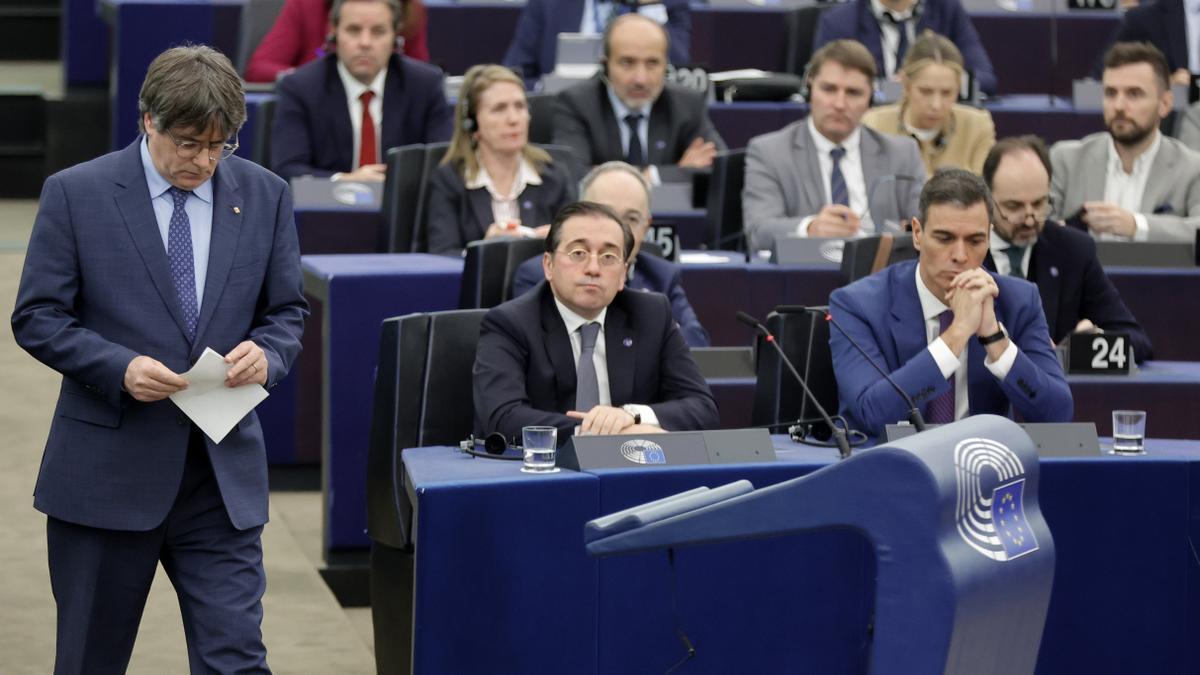 Carles Puigdemont se dispone a intervenir sin cruzar un solo gesto con Pedro Sánchez en el Parlamento Europeo