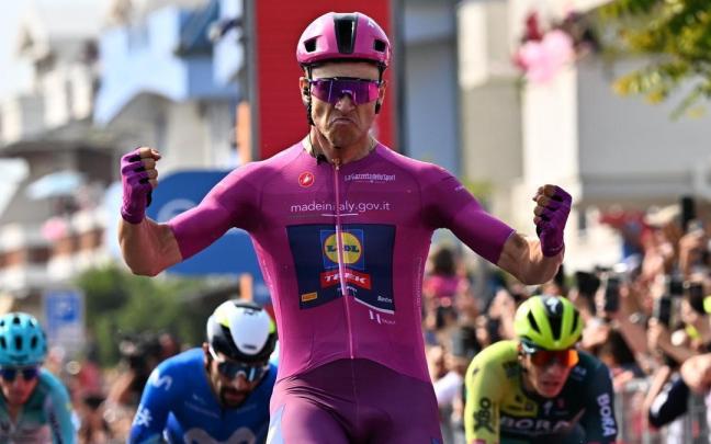 Jonathan Milan celebra la victoria.