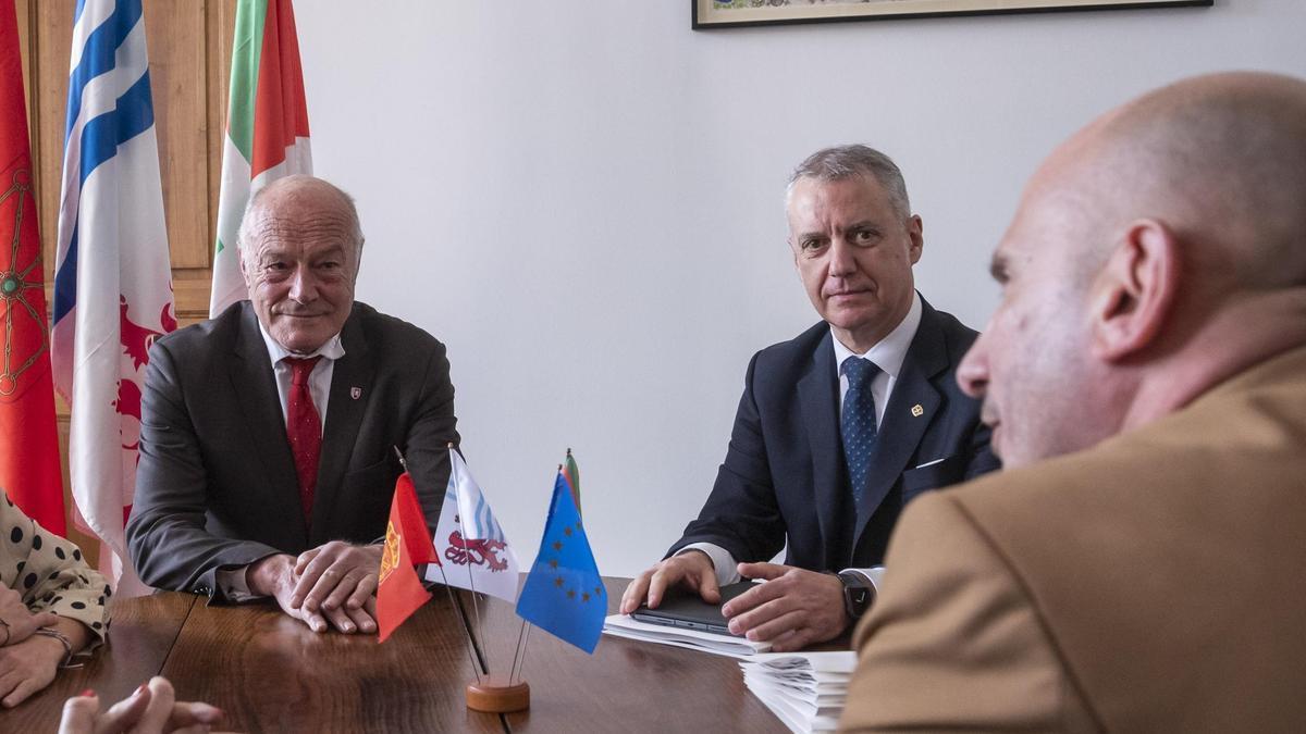 El presidente de la eurorregión y de Nueva Aquitania, Alain Rousset, y el lehendakari Iñigo Urkullu, en una reunión anterior
