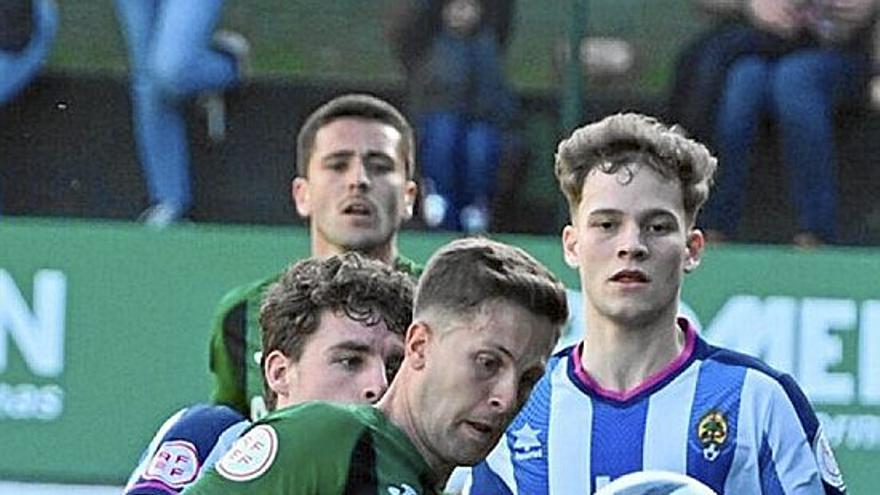 El verdinegro Leandro, en una acción ante el Cirbonero. | FOTO: OSKAR GONZÁLEZ