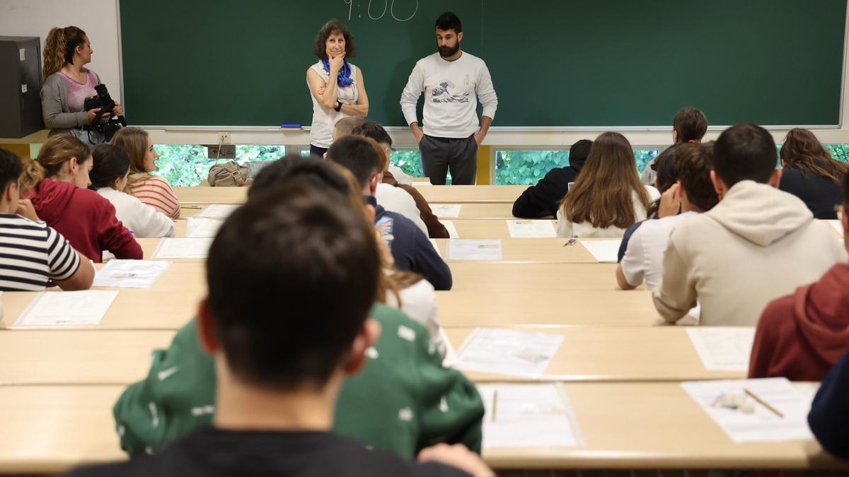 06/05/2024. Alumnos entrando a la prueba de selectividad que han realizado esta mañana en la UPV, edificio Barriola. IKER AZURMENDI