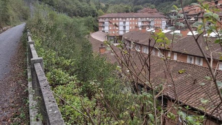 Imagen de la trasera de las viviendas de Bolu junto a la ladera donde se ejecutan las obras.