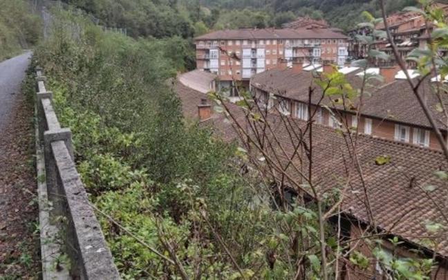 Imagen de la trasera de las viviendas de Bolu junto a la ladera donde se ejecutan las obras.