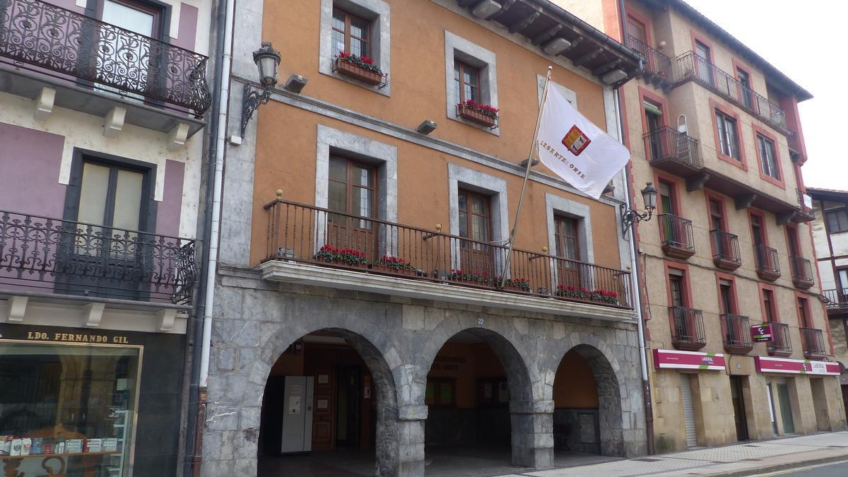 La bandera del municipio en el balcón del antiguo ayuntamiento