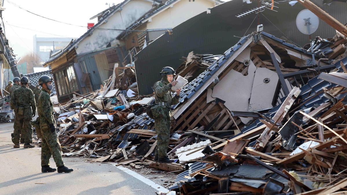 Militares buscan supervivientes entre los escombros tras el terremoto