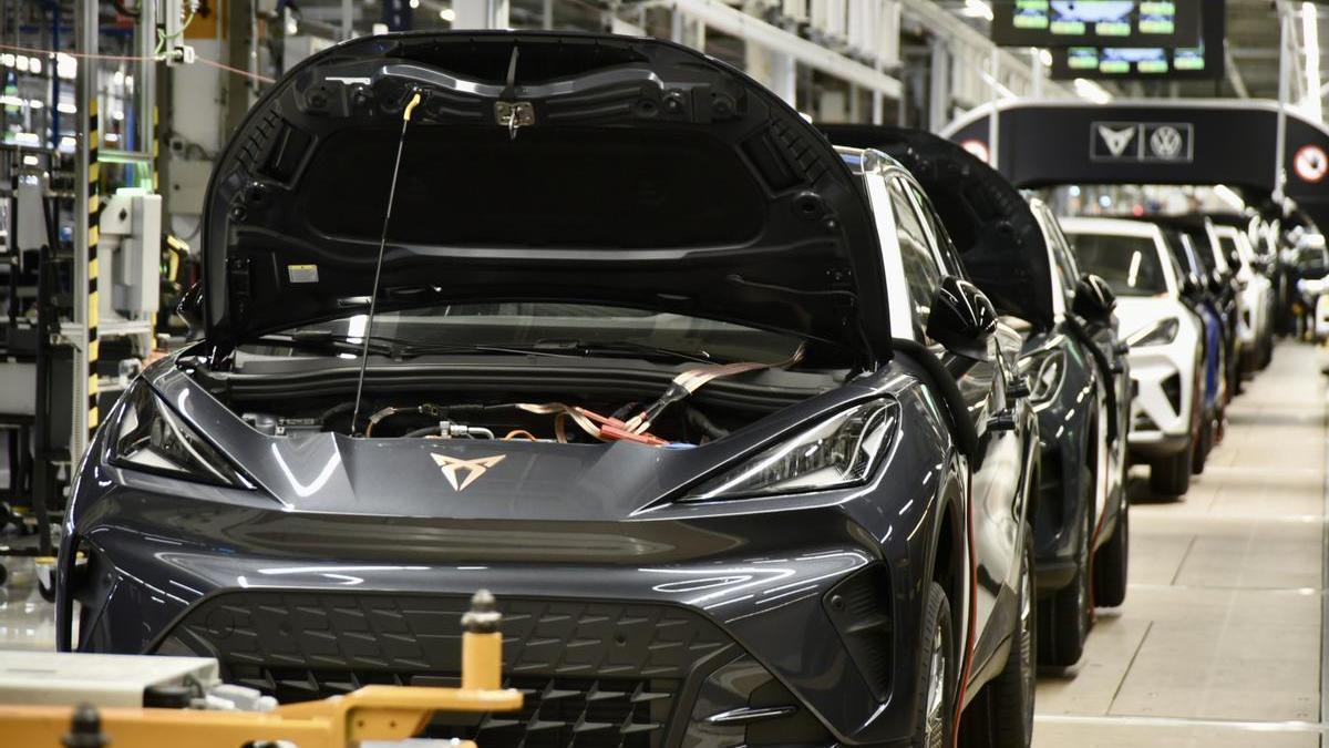 Vehículos en la cadena de montaje de la planta automovilística.