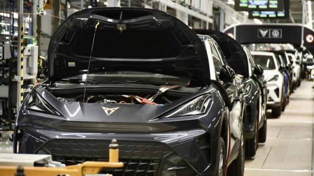 Vehículos en la cadena de montaje de la planta automovilística.