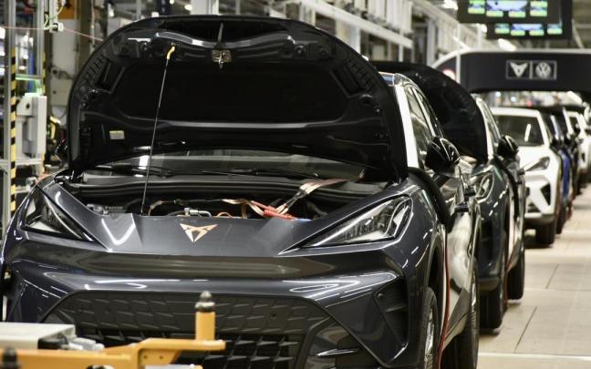 Vehículos en la cadena de montaje de la planta automovilística.
